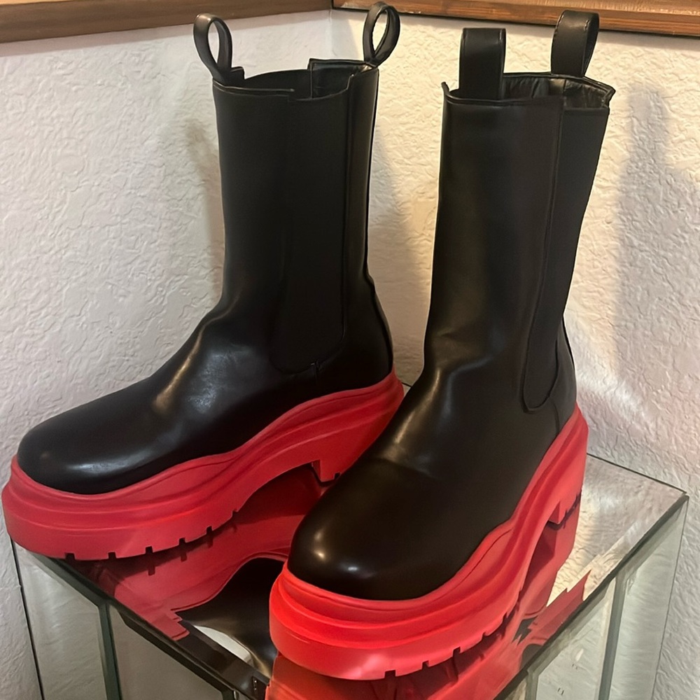 AKIRA‼️ Red bottom Lug boots